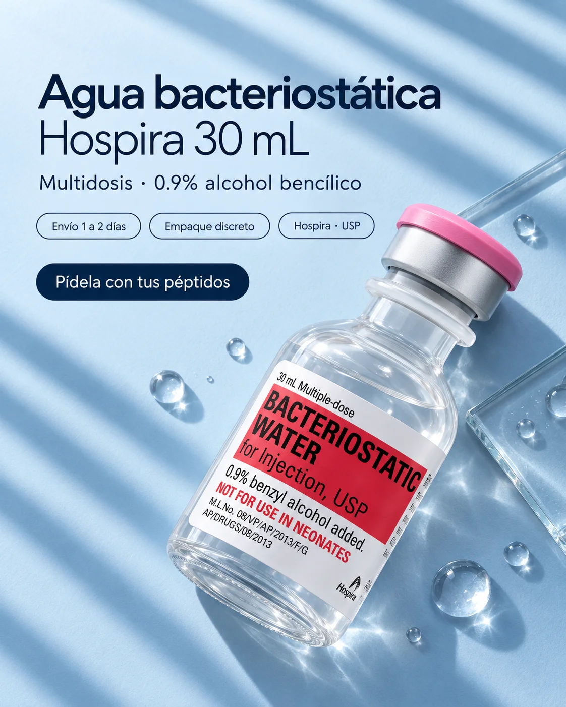 Agua bacteriostática Hospira 30 mL multidosis con 0.9% de alcohol bencílico, vial sobre fondo azul con gotas de agua